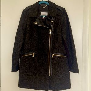 Stylish 3/4 long coat. Olive green and black.